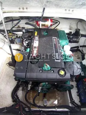 Rinker 280: engine bay showing the Volvo Penta diesel engine from above