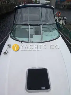 Rinker 280 Express Cruiser: foredeck looking aft to the windscreen, with deck hatch and horn