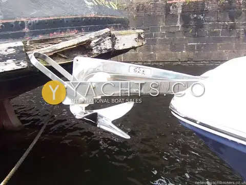 Rinker 280 Express Cruiser: stainless steel 5kg anchor stowed on the bow roller