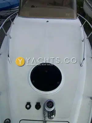 Rio 28: foredeck with round hatch, stainless handrails and anchor windlass ahead of windscreen