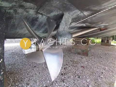 Riva Rivarama 44: underwater view ashore showing polished five-blade propeller, shaft and rudder