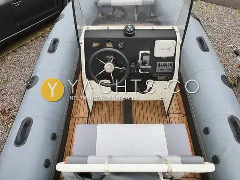 Robust Alimal 570C: console and wheel seen from the bow, with teak-effect decking between grey tubes