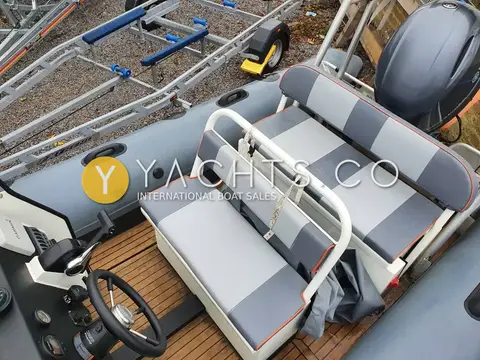 Robust Alimal 570C: grey and white double helm seat and rear bench seen from above