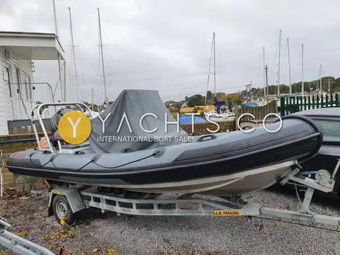 Robust Alimal 570C: port side on roller trailer with console cover fitted, masts behind