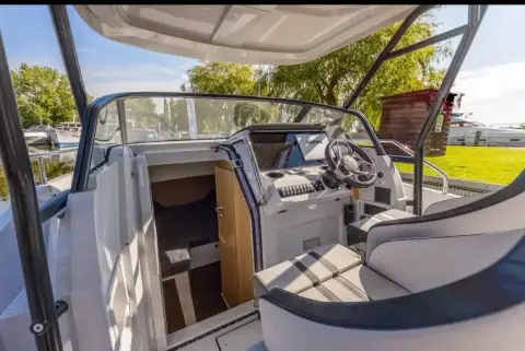 Ryck R280: helm and console with open cabin doorway, seen beneath the T-Top