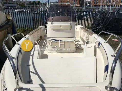 Saver 540 Open: bow view aft over the open deck to the centre console, windscreen and guardrails