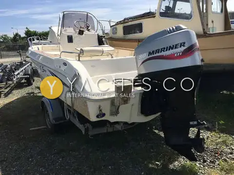 Saver 540 Open: stern quarter on the trailer showing the Mariner 80 outboard and console