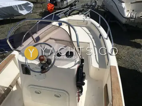 Saver 540 Open: centre console helm from above with wheel, gauges, switch panel and throttle lever