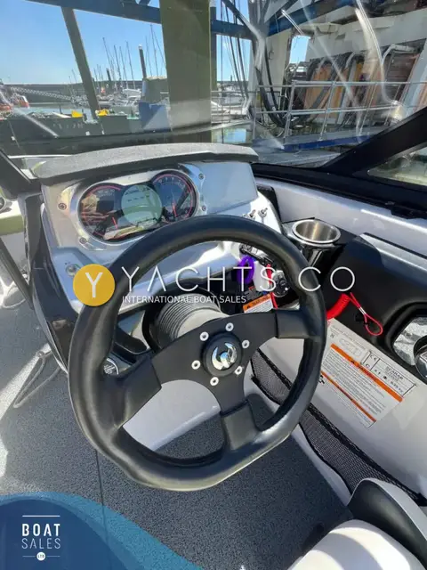 Scarab 195 ID: helm with sport steering wheel, twin analogue gauges with digital display and kill cord