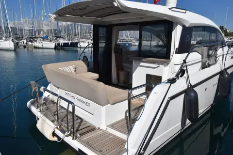 Sealine International C330: aft cockpit with beige seating, teak bathing platform and stainless ladder
