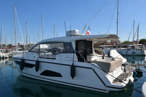 Sealine International C330: starboard profile showing dark hull windows and fenders alongside in a busy marina