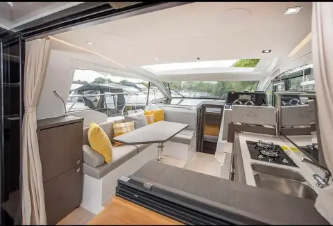 Sealine International C335 — photo 3 of 24