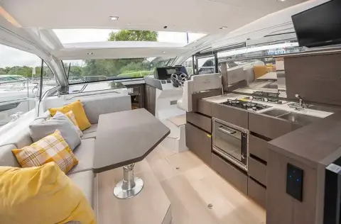 Sealine International C335 — photo 5 of 24