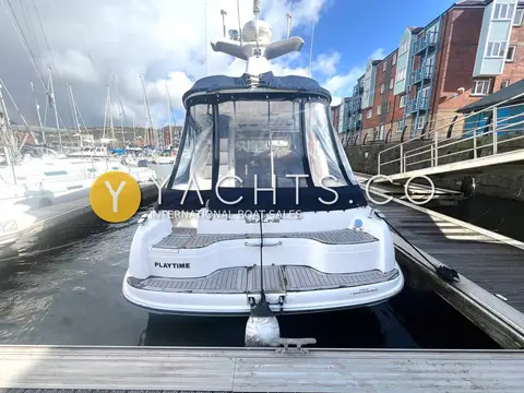 Sealine International F33: stern view showing transom, bathing platform and canopy enclosing the cockpit