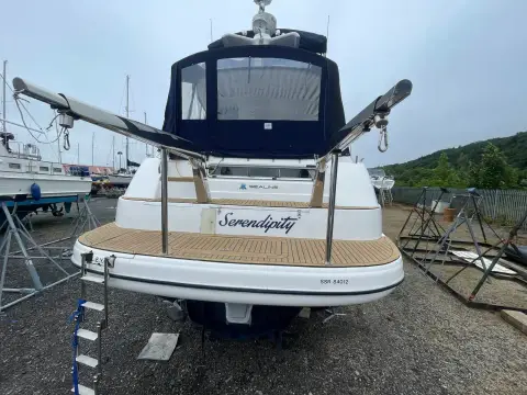 Sealine International F43: stern view showing bathing platform, boarding ladder and dark blue cockpit canopy