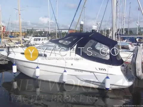 Sealine International Sealine 270 Reduced: port side profile with navy canopy, guardrails and grey dinghy on transom