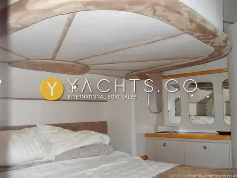 Sealine International Sealine 410 Aft Cabin: aft master cabin with island double berth, suede-trimmed headlining and mirrored vanity