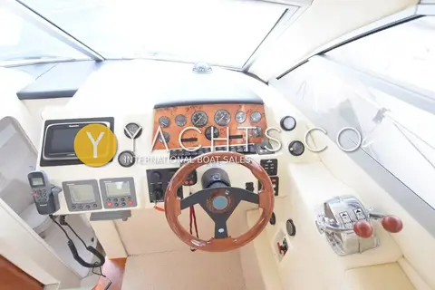 Sealine International Sealine F34: lower helm with wood-effect dash, steering wheel, plotter screen and engine controls