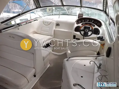 Sea Ray Sundancer 280: cockpit seating and helm with cream upholstery and wraparound windscreen