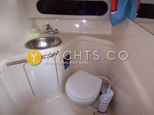 Sea Ray Sundancer 290: heads compartment with electric flush toilet, stainless steel basin and mixer tap