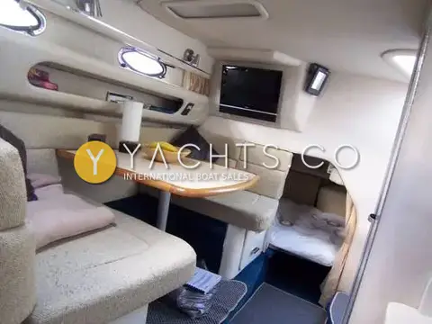 Sea Ray Sundancer 290: saloon with U-shaped dinette, wall-mounted flat-screen TV and aft cabin berth beyond
