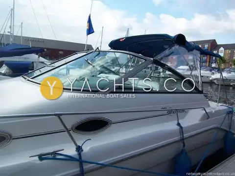 Sea Ray Sundancer 290: side view of the windscreen, Sundancer decal and blue bimini top at the pontoon