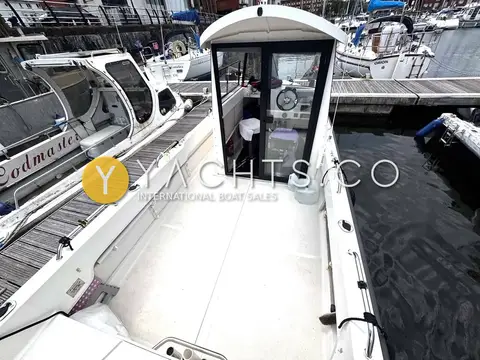 Smartliner 21 Fisher: looking aft along the side deck past the open wheelhouse door to the cockpit