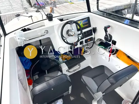 Smartliner 21 Fisher: wheelhouse interior with wheel, chartplotter display and two pivoting black helm seats