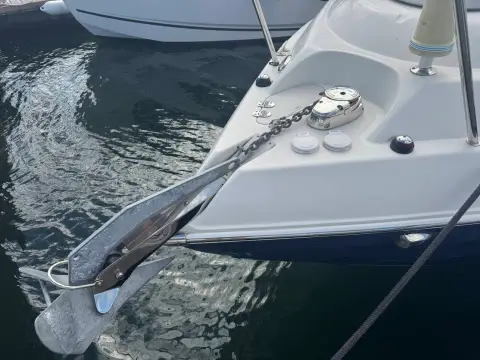 Stingray 250 CS: bow with anchor and chain on the stainless roller beside the windlass