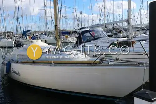 Van de Stadt Pionier 10: white hull seen from the side, moored at a pontoon in a busy marina