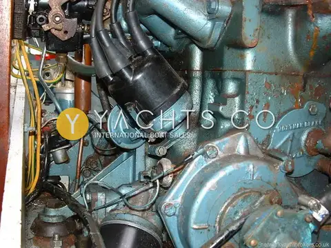 Van de Stadt Pionier 10: close view of the petrol engine with distributor, ignition leads and surface rust