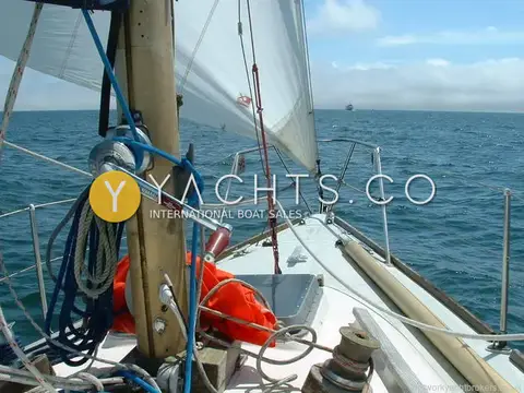 Van de Stadt Pionier 10: foredeck under sail with mast-mounted winch, coiled lines and genoa set