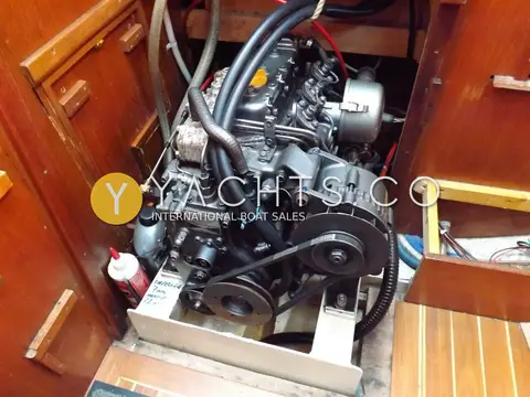 Van Waveren 33 van Waveren: three-cylinder diesel engine in engine bay under removed companionway steps