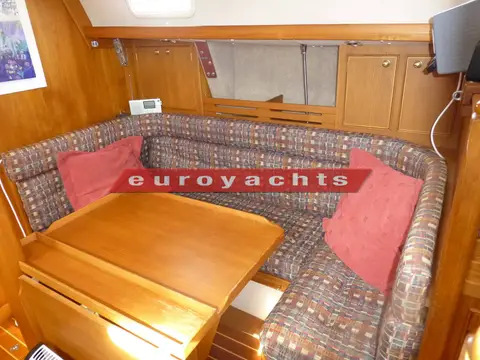 Vancouver 34: u-shaped saloon settee in patterned upholstery around a wooden dining table