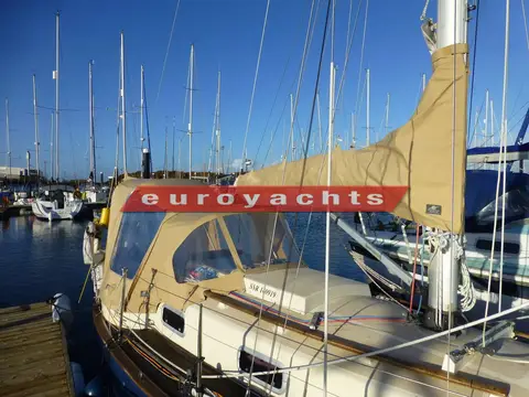 Victoria 800: deck view forward from cockpit enclosure with stackpack mainsail bag on the boom