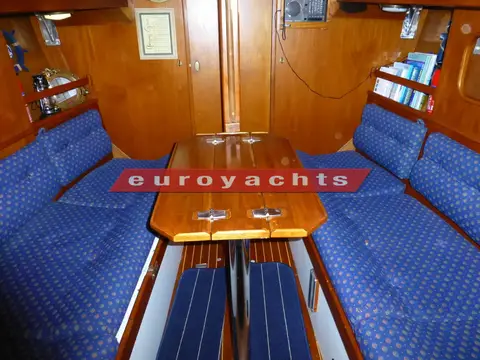 Victoria 800: saloon with central folding table leaves raised between blue patterned settees
