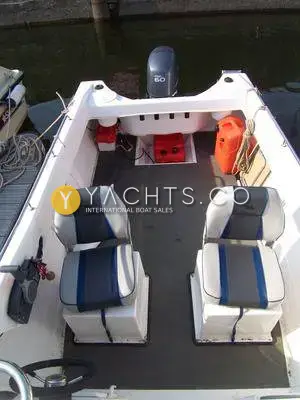 Warrior 165: cockpit from the helm, two pedestal seats, fuel tanks and the Yamaha 60 outboard astern