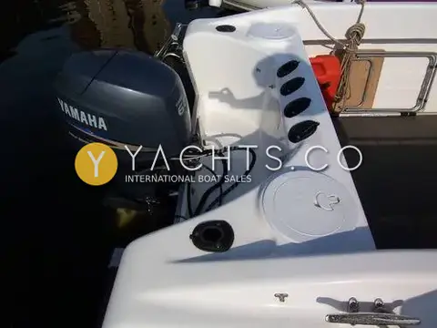 Warrior 165: starboard quarter with four flush rod holders, round hatch and Yamaha outboard