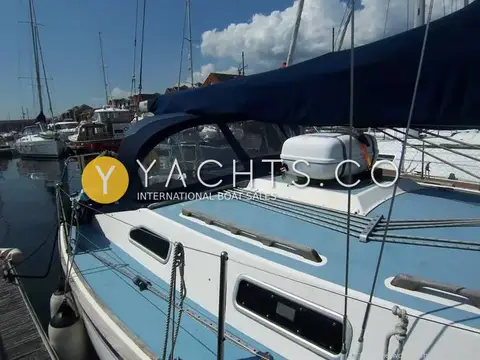 Westerly Fulmar 33: side deck and coachroof with sprayhood, liferaft canister and blue non-slip deck