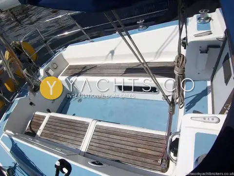 Westerly Fulmar 33: cockpit from above with teak-slatted seats, winches and mainsheet traveller