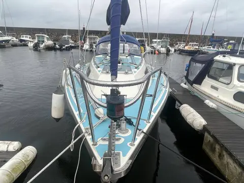 Westerly Merlin 28: bow-on view from pontoon showing pulpit, foredeck and furled genoa