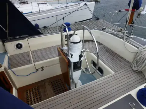 Westerly Seahawk 34: centre cockpit with wheel, binnacle compass, teak seats and teak sole grating