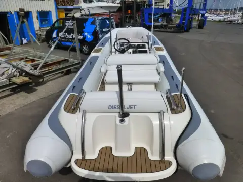 Williams DieselJet 505: stern view looking forward over the rear bench, ski pole and teak-effect swim platform