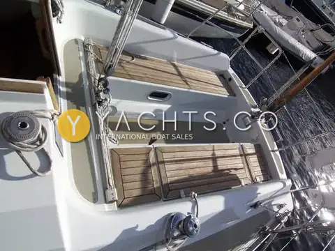 Winner 9.50: cockpit from above showing teak-slatted seats, winches and rope clutches