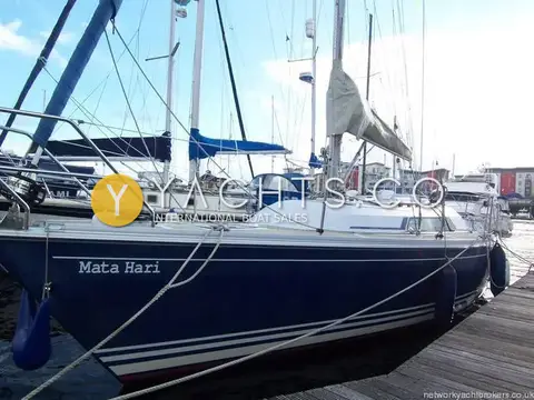 Winner 9.50: dark blue hull with white stripes alongside a pontoon in Swansea marina
