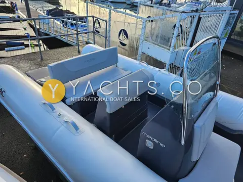 Zodiac Medline 580: cockpit with grey bench seat, leaning post and console windscreen behind the tubes