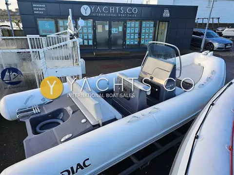 Zodiac Medline 580: view from the bow over the deck, console and aft seating outside a brokerage office