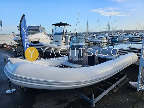 Zodiac Medline 580: side view of the white tube and grey console on a stand in the boatyard