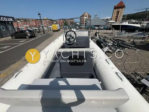 Zodiac Medline 580 Rib: cockpit seen from the stern, with console, wheel and grey tubes either side