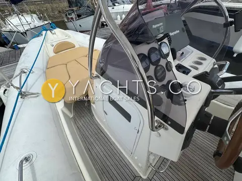 Zodiac Medline III Rib: side deck beside the console with tan bow seat cushions and teak-effect floor